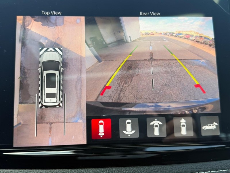 Chrysler Pacifica Vehicle Full-screen Gallery Image 8