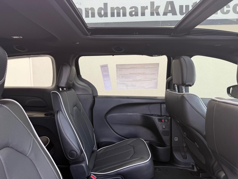 Chrysler Pacifica Vehicle Full-screen Gallery Image 11