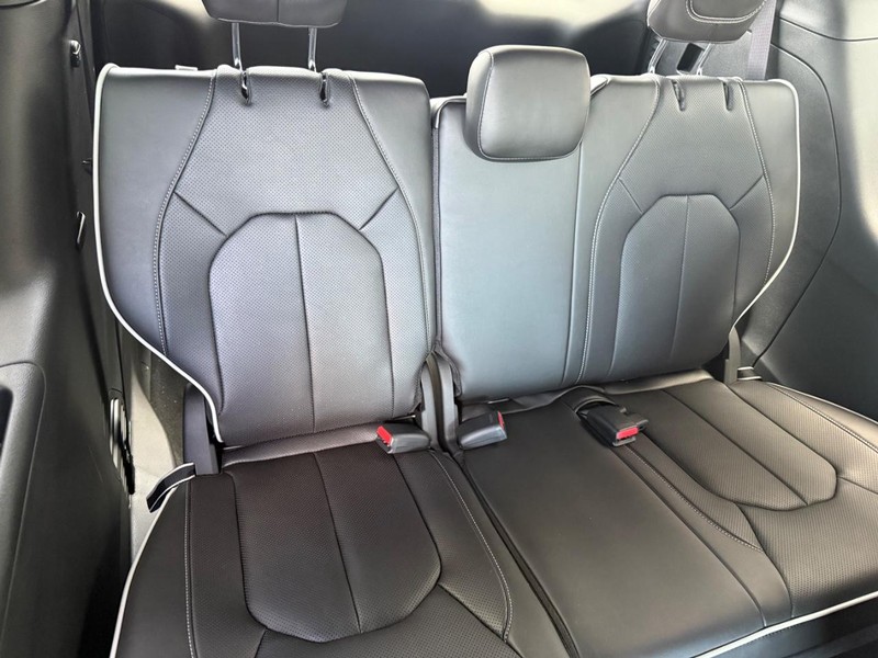 Chrysler Pacifica Vehicle Full-screen Gallery Image 13