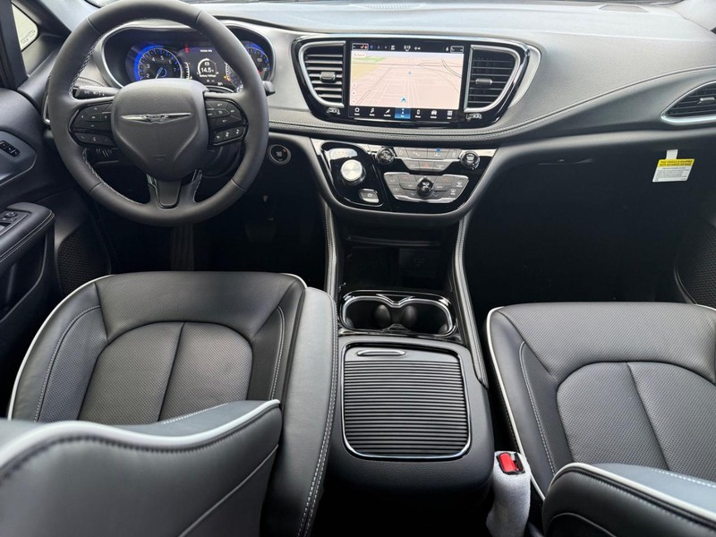 Chrysler Pacifica Vehicle Full-screen Gallery Image 14