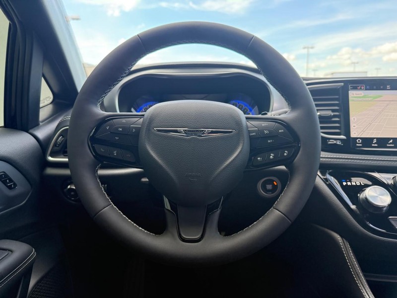 Chrysler Pacifica Vehicle Full-screen Gallery Image 15