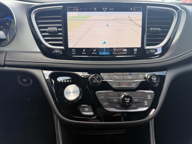 Chrysler Pacifica Vehicle Full-screen Gallery Image 16