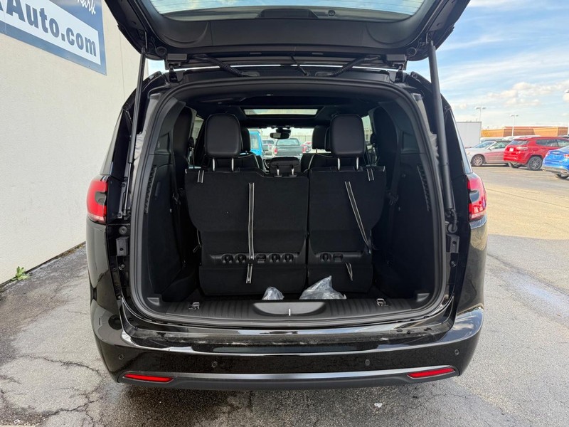 Chrysler Pacifica Vehicle Full-screen Gallery Image 17