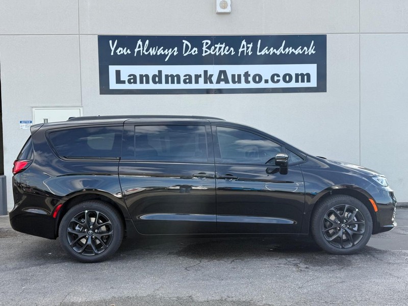 Chrysler Pacifica Vehicle Full-screen Gallery Image 19