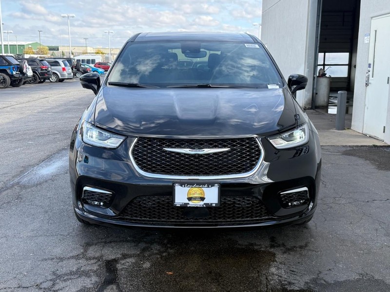 Chrysler Pacifica Vehicle Full-screen Gallery Image 3