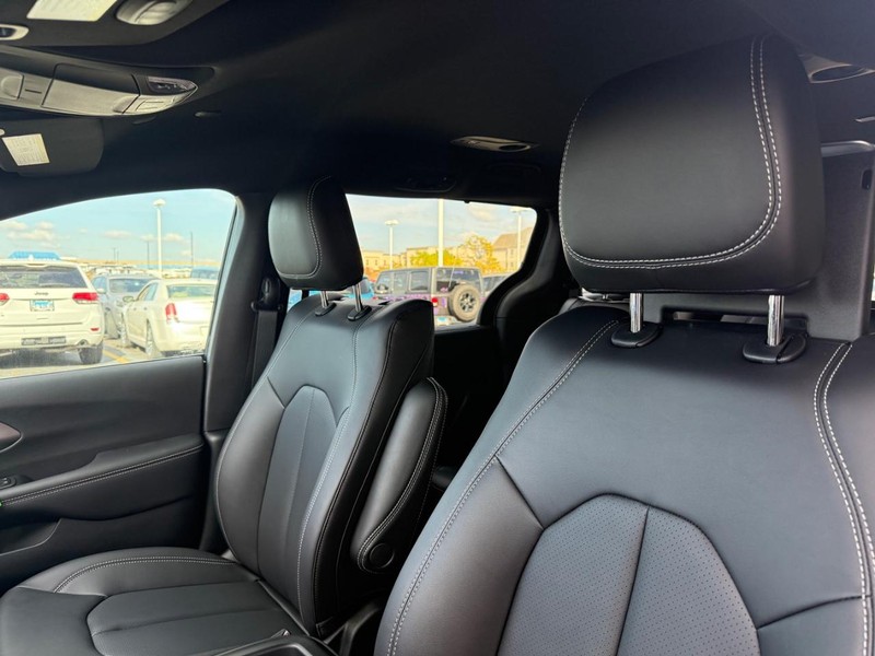 Chrysler Pacifica Vehicle Full-screen Gallery Image 5