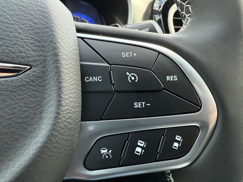 Chrysler Pacifica Vehicle Full-screen Gallery Image 7