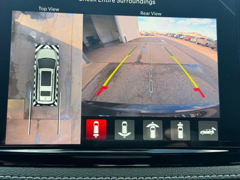 Chrysler Pacifica Vehicle Full-screen Gallery Image 8