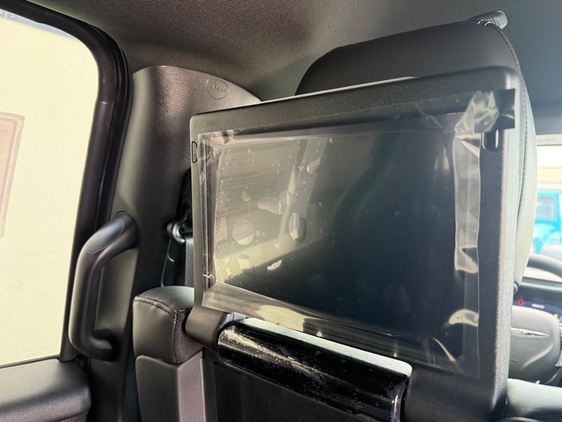 Chrysler Pacifica Vehicle Full-screen Gallery Image 12