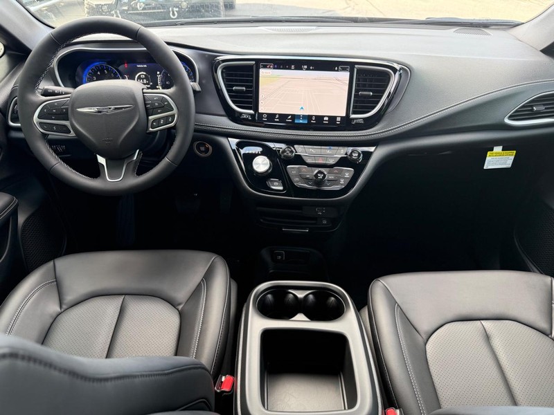 Chrysler Pacifica Vehicle Full-screen Gallery Image 14