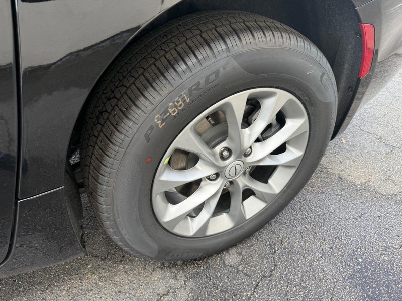 Chrysler Pacifica Vehicle Full-screen Gallery Image 18