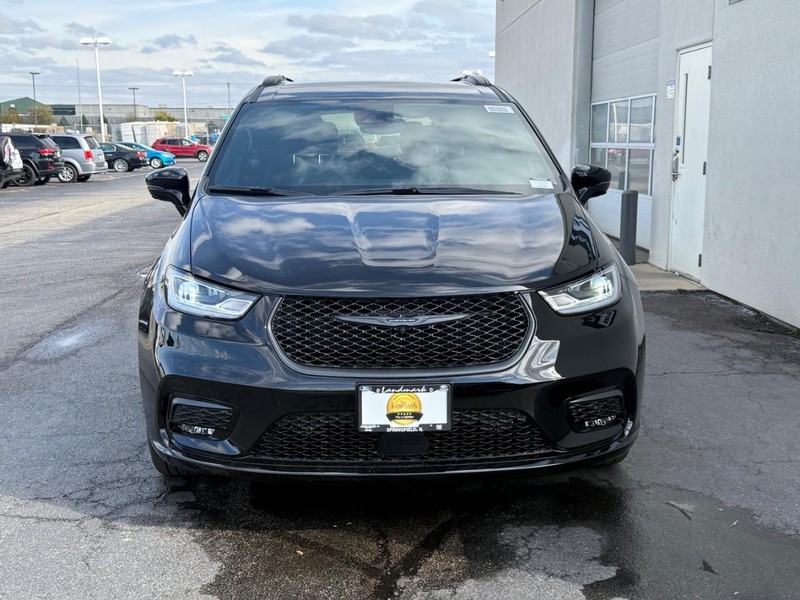 Chrysler Pacifica Vehicle Full-screen Gallery Image 3