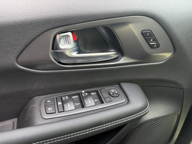 Chrysler Pacifica Vehicle Full-screen Gallery Image 4