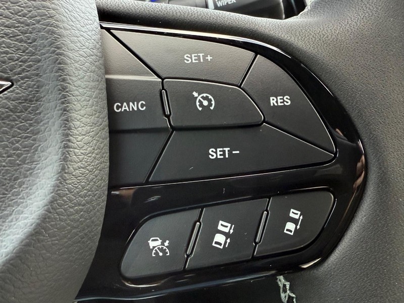 Chrysler Pacifica Vehicle Full-screen Gallery Image 7