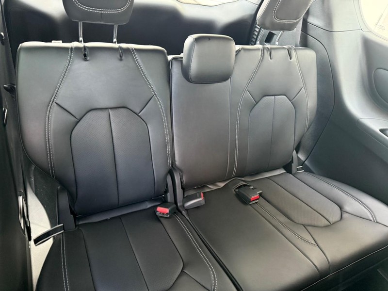 Chrysler Pacifica Vehicle Full-screen Gallery Image 11