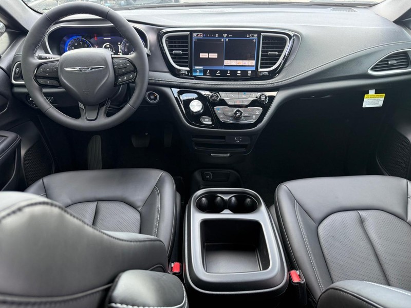 Chrysler Pacifica Vehicle Full-screen Gallery Image 12