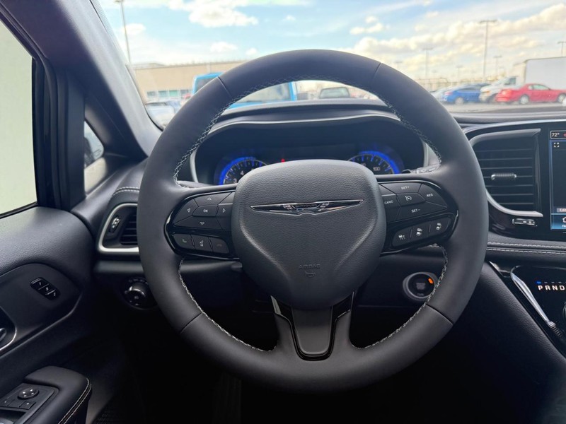 Chrysler Pacifica Vehicle Full-screen Gallery Image 13