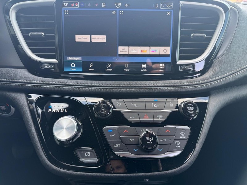 Chrysler Pacifica Vehicle Full-screen Gallery Image 14