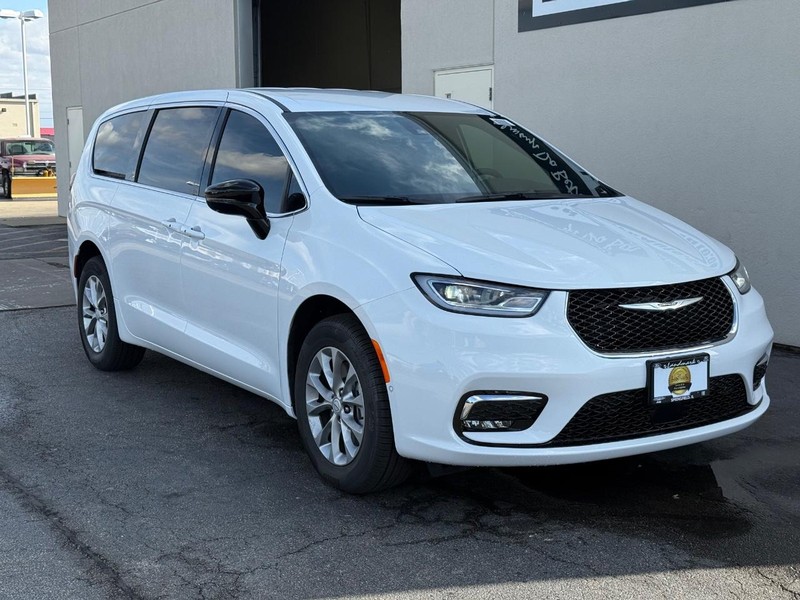 Chrysler Pacifica Vehicle Full-screen Gallery Image 2