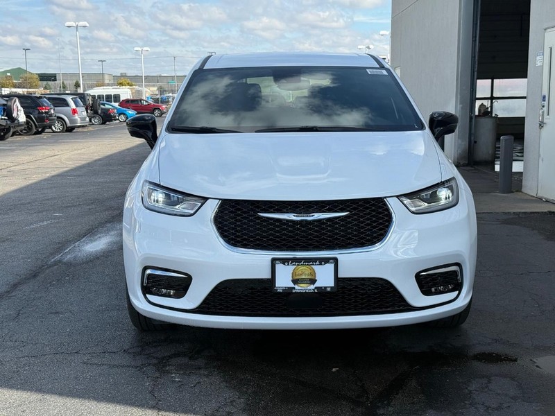 Chrysler Pacifica Vehicle Full-screen Gallery Image 3