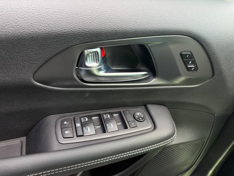 Chrysler Pacifica Vehicle Full-screen Gallery Image 4