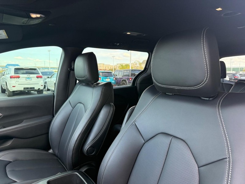 Chrysler Pacifica Vehicle Full-screen Gallery Image 5