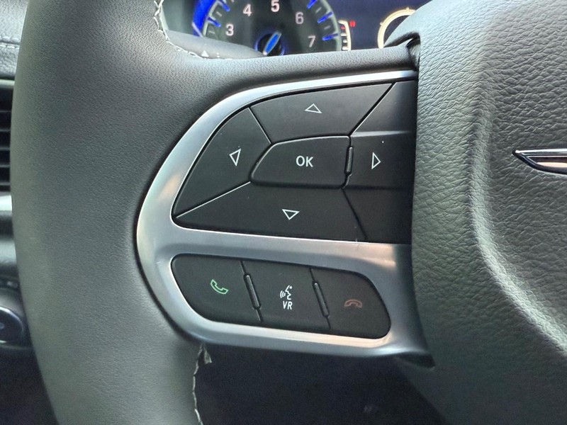 Chrysler Pacifica Vehicle Full-screen Gallery Image 6