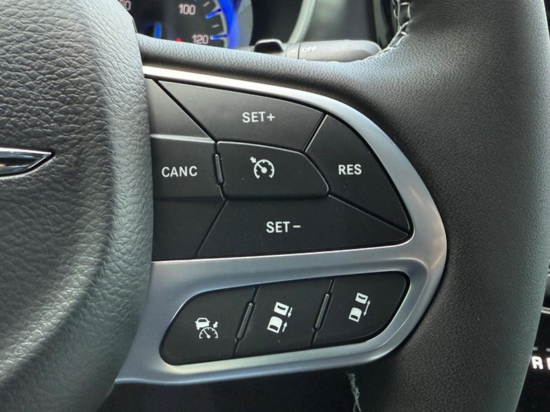 Chrysler Pacifica Vehicle Full-screen Gallery Image 7