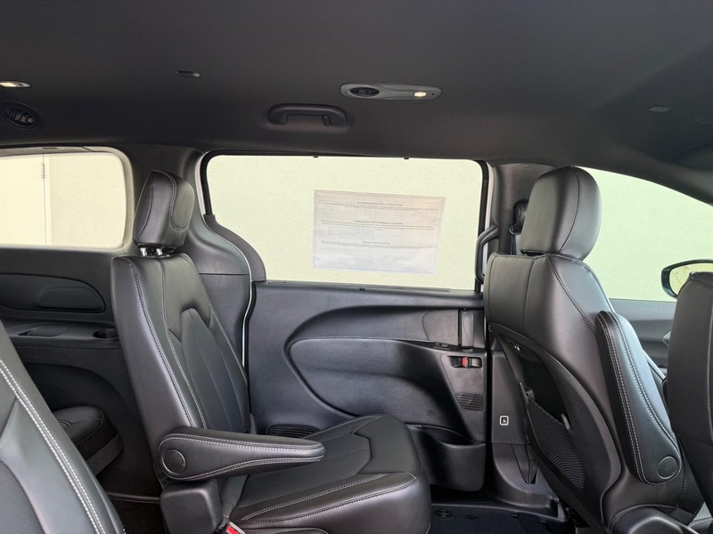 Chrysler Pacifica Vehicle Full-screen Gallery Image 9