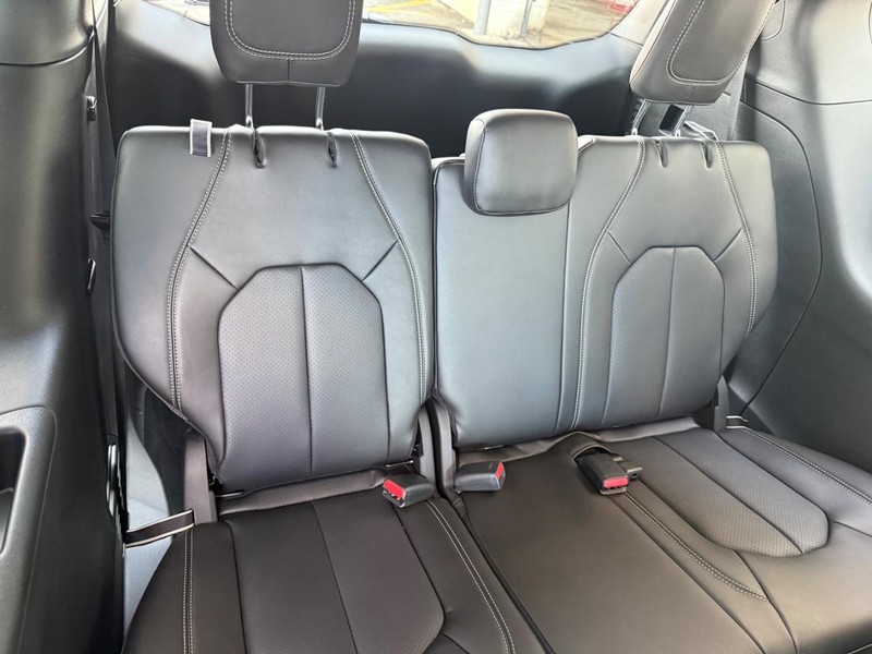 Chrysler Pacifica Vehicle Full-screen Gallery Image 10