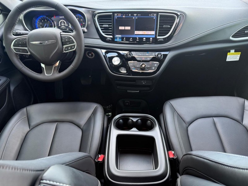 Chrysler Pacifica Vehicle Full-screen Gallery Image 11