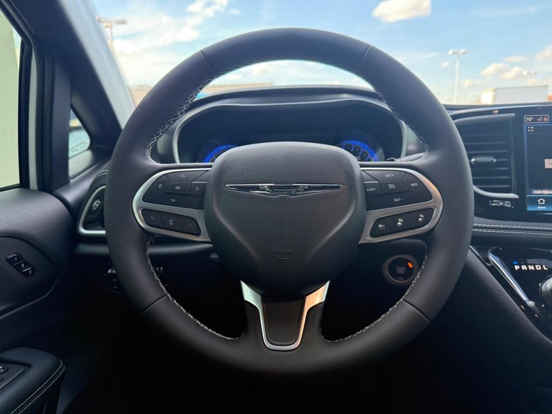 Chrysler Pacifica Vehicle Full-screen Gallery Image 12