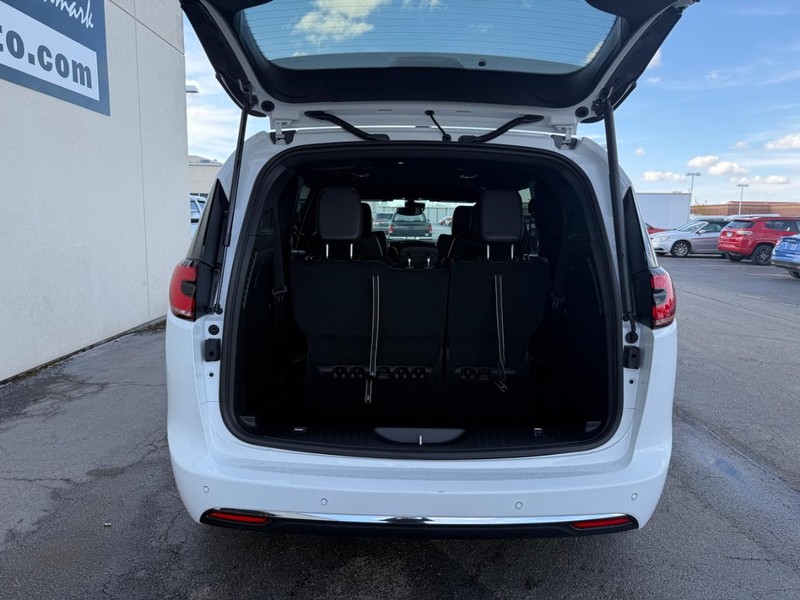 Chrysler Pacifica Vehicle Full-screen Gallery Image 13