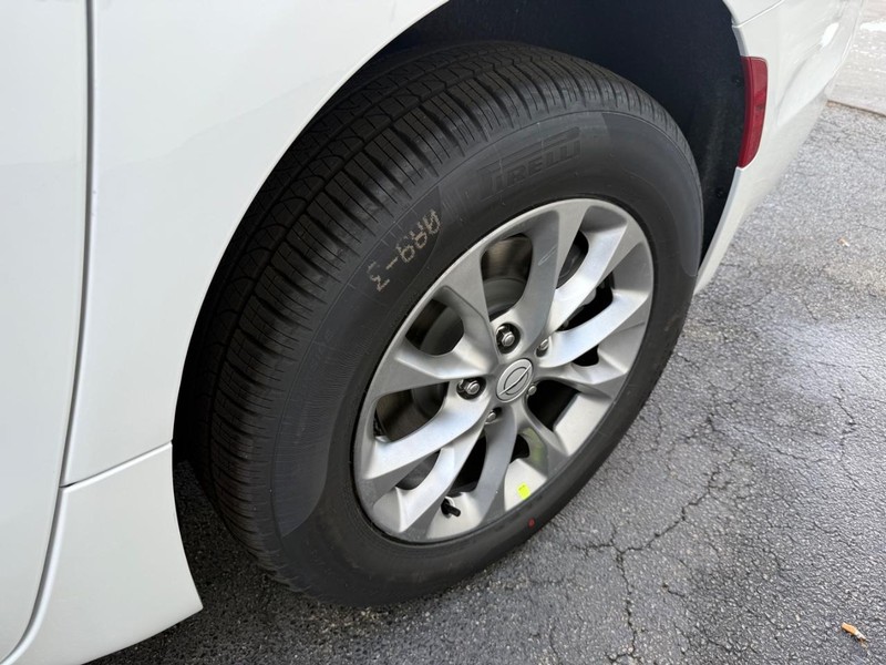 Chrysler Pacifica Vehicle Full-screen Gallery Image 14