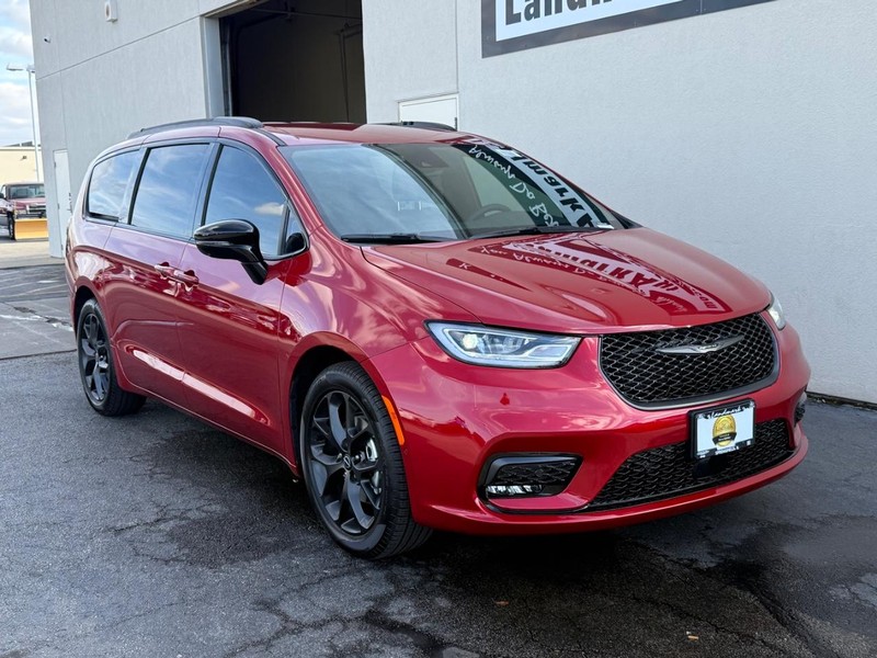 Chrysler Pacifica Vehicle Full-screen Gallery Image 2