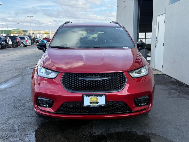 Chrysler Pacifica Vehicle Full-screen Gallery Image 3