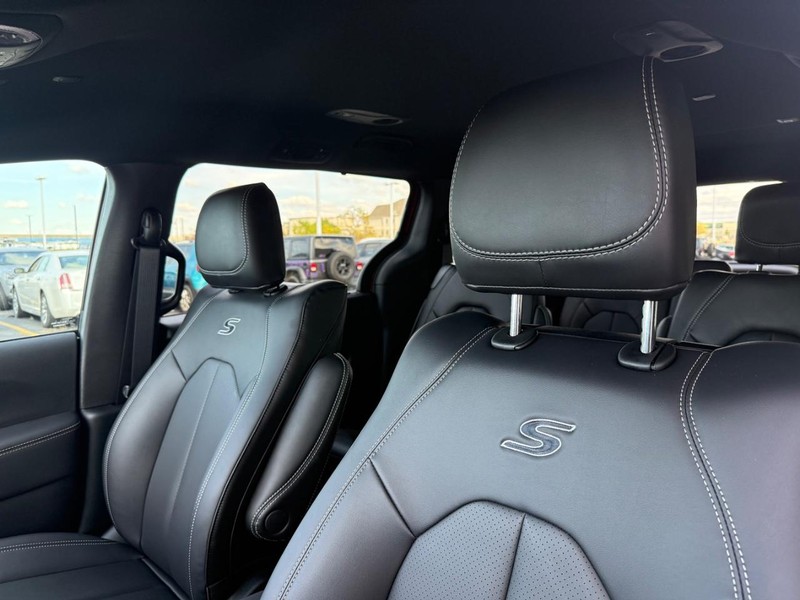 Chrysler Pacifica Vehicle Full-screen Gallery Image 5