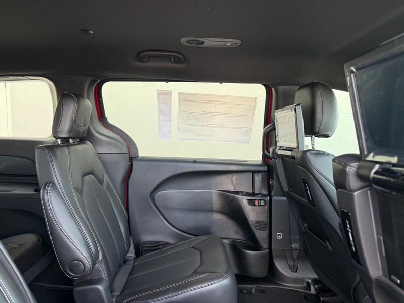 Chrysler Pacifica Vehicle Full-screen Gallery Image 11