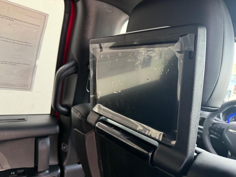 Chrysler Pacifica Vehicle Full-screen Gallery Image 12