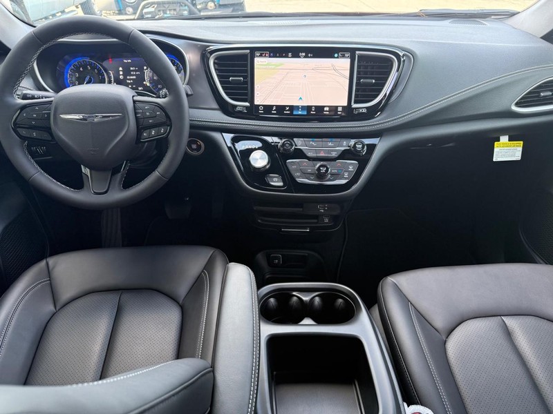 Chrysler Pacifica Vehicle Full-screen Gallery Image 14