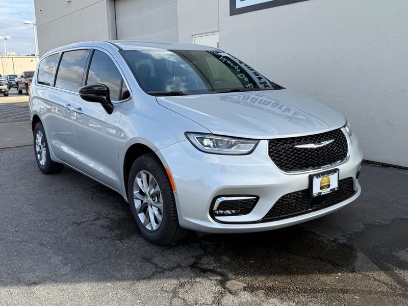 Chrysler Pacifica Vehicle Full-screen Gallery Image 2