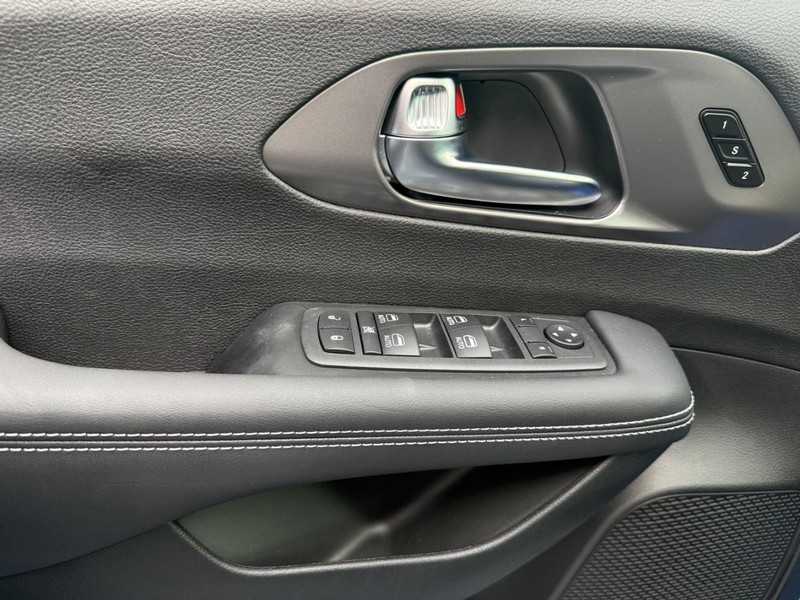 Chrysler Pacifica Vehicle Full-screen Gallery Image 4