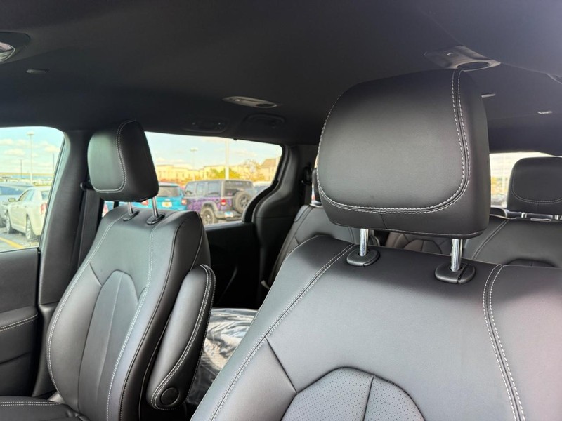 Chrysler Pacifica Vehicle Full-screen Gallery Image 5