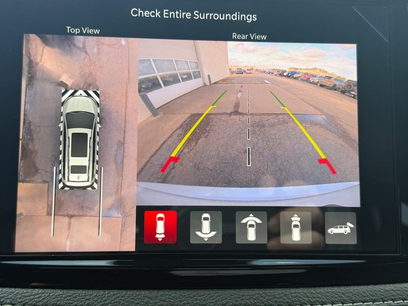 Chrysler Pacifica Vehicle Full-screen Gallery Image 8