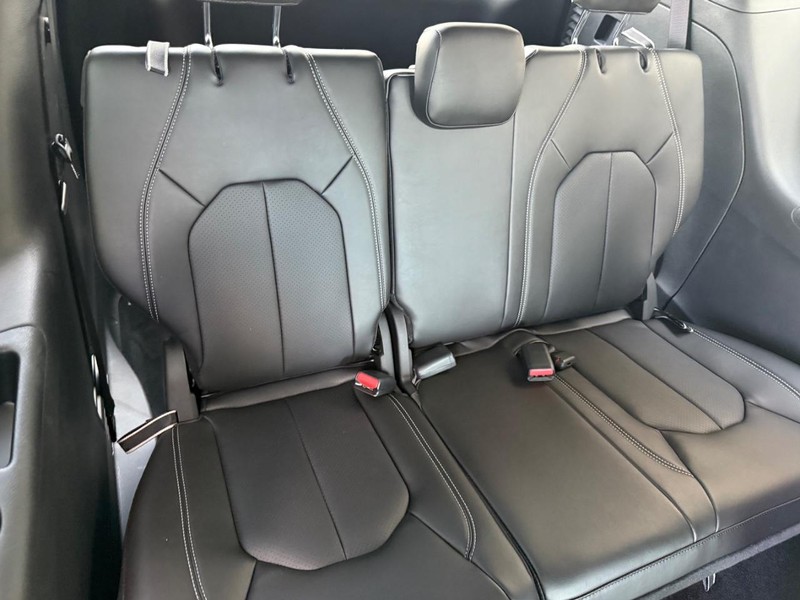 Chrysler Pacifica Vehicle Full-screen Gallery Image 11