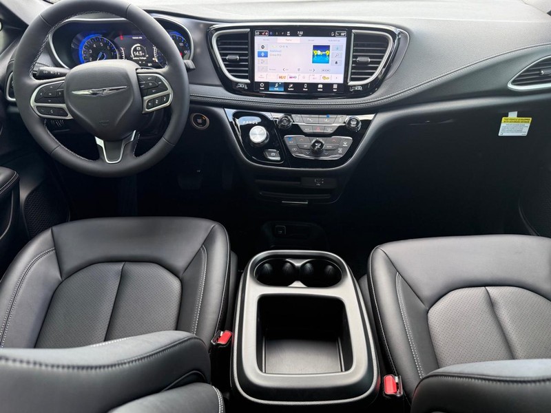 Chrysler Pacifica Vehicle Full-screen Gallery Image 12