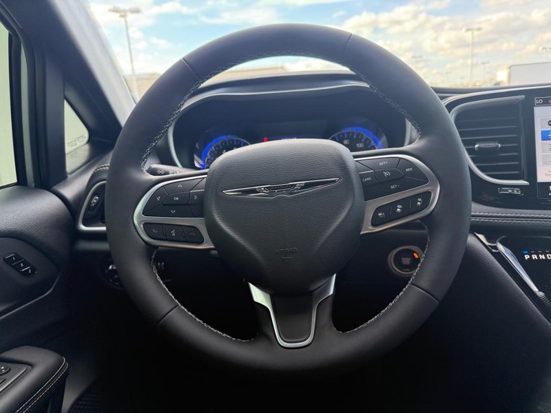 Chrysler Pacifica Vehicle Full-screen Gallery Image 13