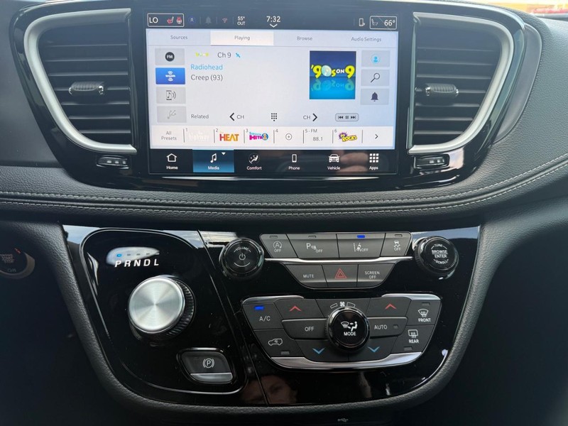 Chrysler Pacifica Vehicle Full-screen Gallery Image 14