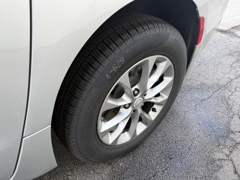 Chrysler Pacifica Vehicle Full-screen Gallery Image 16