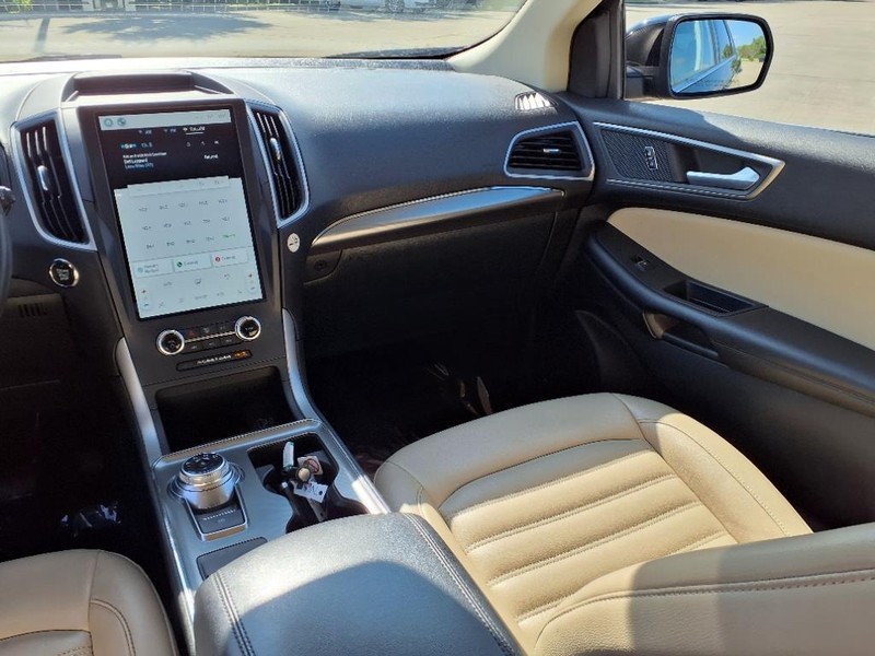 Ford Edge Vehicle Full-screen Gallery Image 10